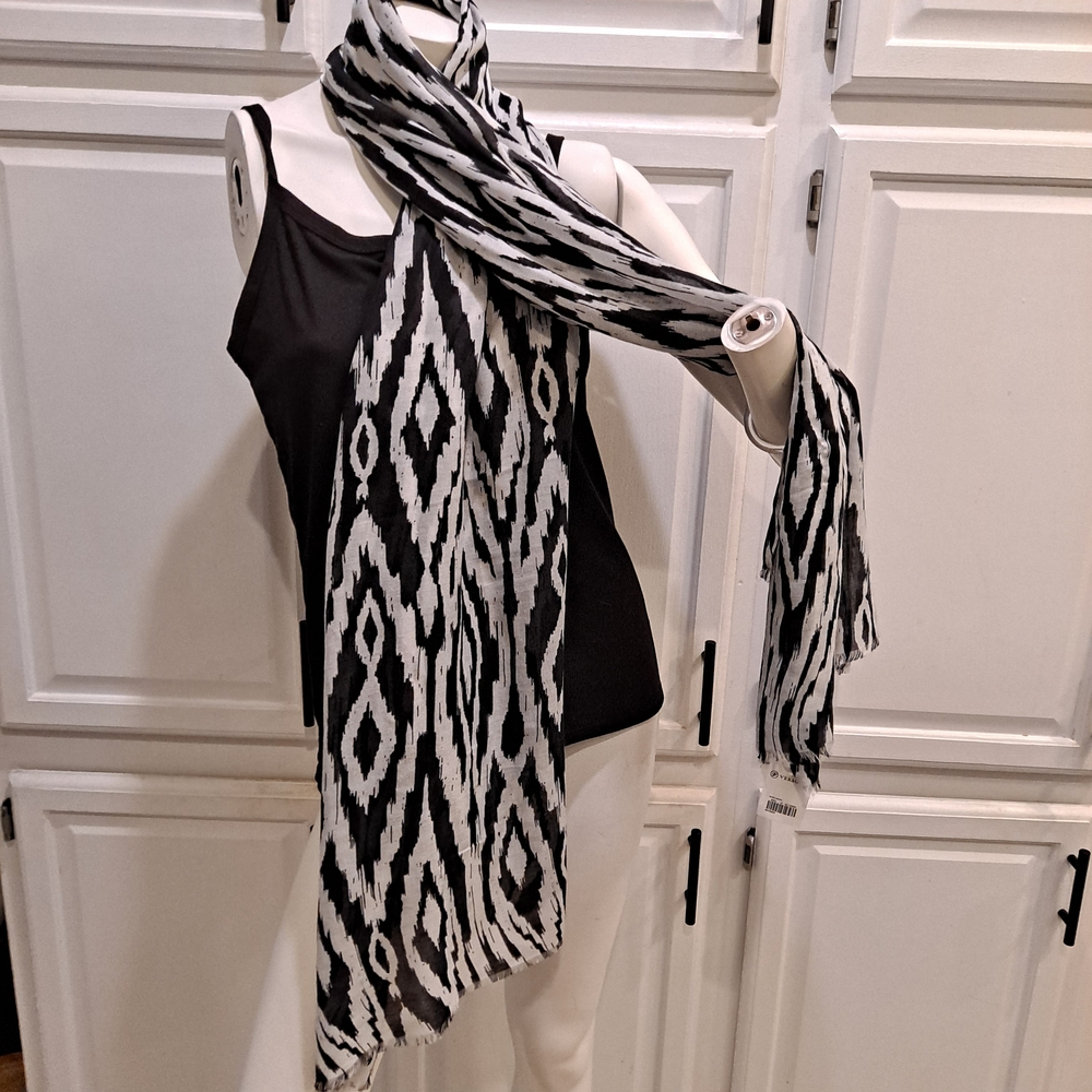 Versona Monochrome Black White Diamond Pattern Scarf Shawl Wrap